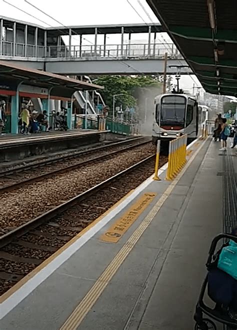 輕鐵出軌|輕鐵脫軌│乾磨地面冒白煙 列車不斷發出刺耳聲 港。